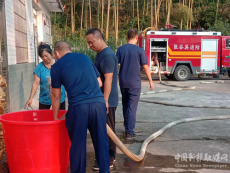 消防車(chē)變身送水車(chē)！張谷英鎮(zhèn)消防站送水百余噸潤(rùn)民心?