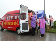 風雨中?！十三村黨員主動請纓 黨旗插在防汛大堤上