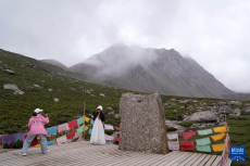 夏日巴爾斯雪山“變裝”迎客